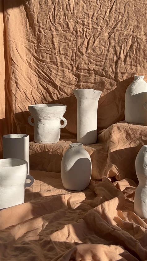 DIY Plastic Bottle Vase [Video] | Upcycled home decor, Diy pottery, Diy crafts room decor