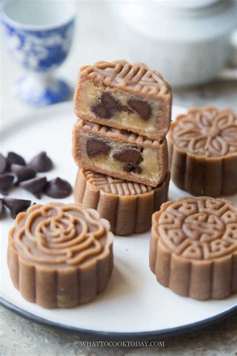 How to bake chocolate mooncakes without golden syrup and alkaline water