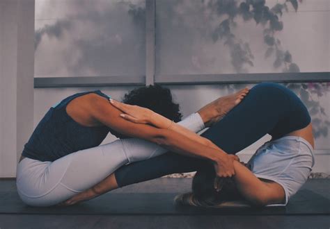 5 Beginner Yoga Poses For Two People - Zuda Yoga