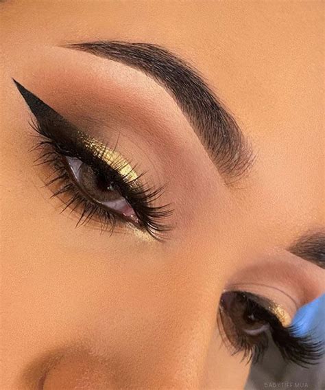 Gorgeous Eyeshadow Looks The Best Eye Makeup Trends – Black and Gold liner | Gold makeup looks ...