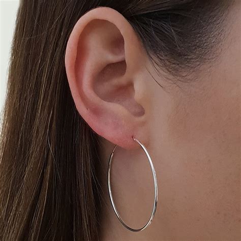 Medium 20-40mm Slim Sterling Silver Hoop Earrings - Studio Jewellery EU