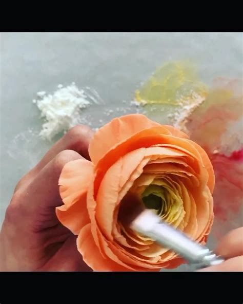 Learn the art of Sugar Flowers! 🌸 [Video] | Sugar flowers, Sugar ...