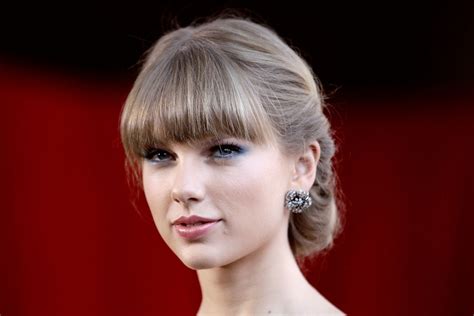 Taylor Swift's MAJOR Blue Eyeshadow Moment: If You Didn't Already Think ...