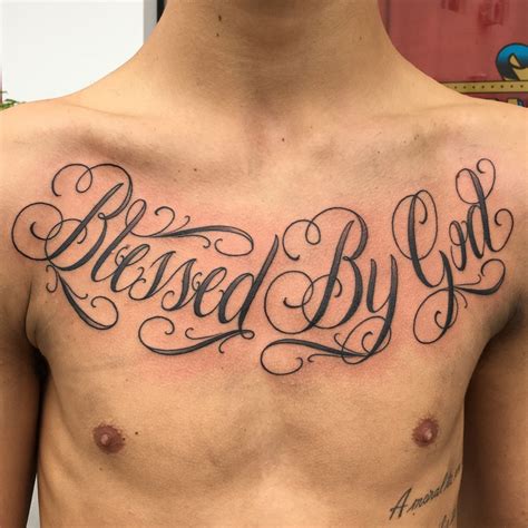 Lettering -blessed by god - | Tatuagem no peito, Tatuagem de cruz com asas, Tatuagem no pescoço