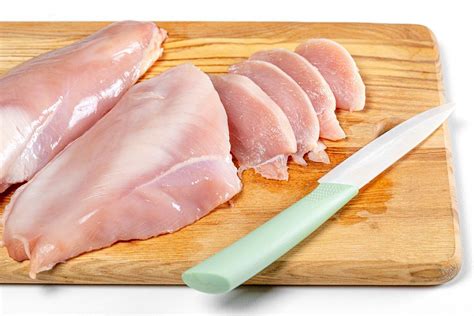 Raw chicken fillet on wooden kitchen board with knife - Creative Commons Bilder