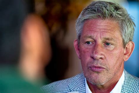 PSV-directeur keurt spandoek bij huis Halsema af en is boos op KNVB: ‘Tegen Ajax werd géén ...
