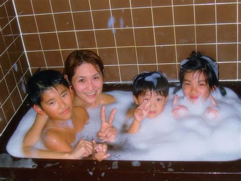 A crowded bath tub. (日本) | J S™ | Flickr