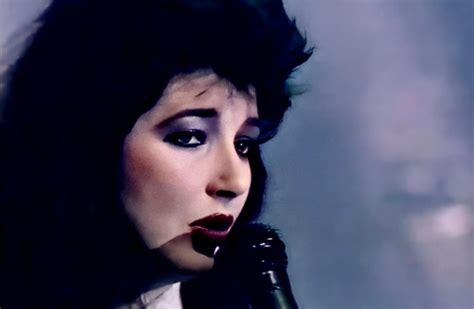 Kate Bush live performance of 'Hounds of Love' from 1986