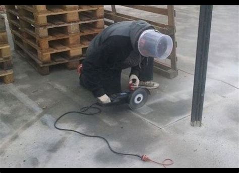 27 Workplace Safety Fails Completely Lacking Common Sense | Safety fail, Workplace safety ...