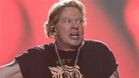 Guns N' Roses Fans Criticizes Axl Rose Heavily: "He Needs To Hire A Nutritionist And Fitness Guy"