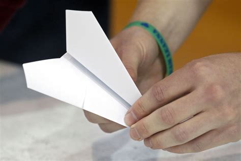 Paper Airplane Competition – Reporter.al