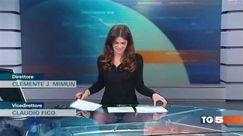 TV presenter wardrobe fail: Spanish presenter’s wardrobe fail on live TV