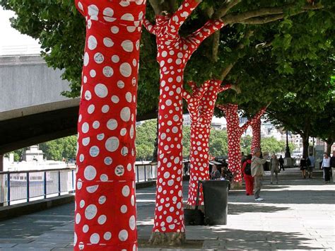 Pin em Yayoi Kusama, “Ascension of Polka Dots on Trees”