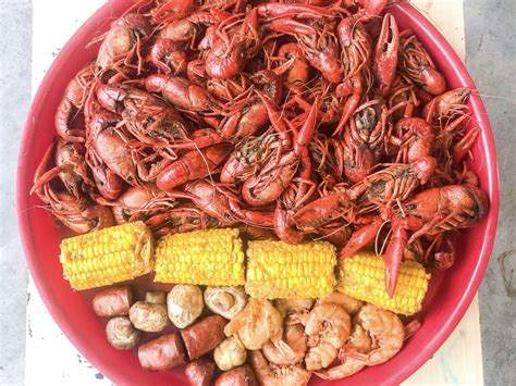 A Houston Moms Guide to Crawfish Season