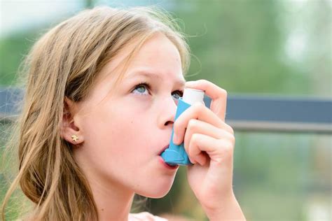 Asthma inhalers: how do I use my puffer? - myDr.com.au