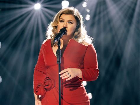 Kelly Clarkson Shares the Emotional Story Behind Her New Christmas Song ...