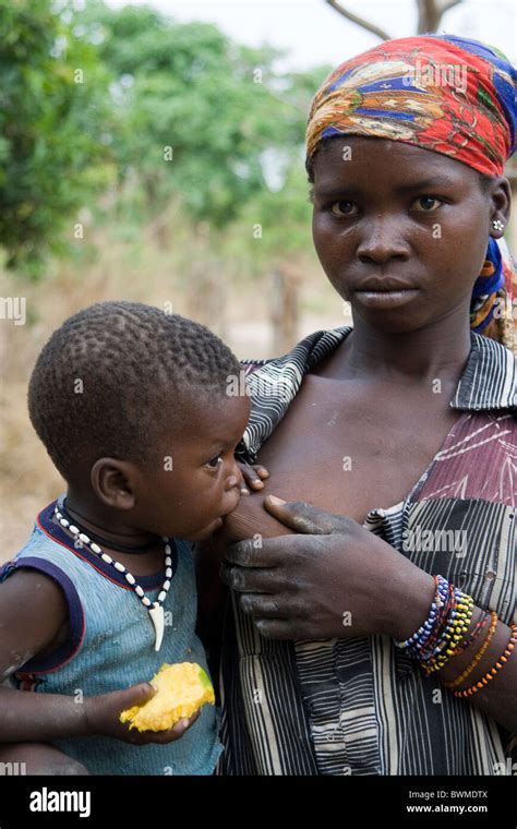 Breastfeeding baby african hi-res stock photography and images - Alamy