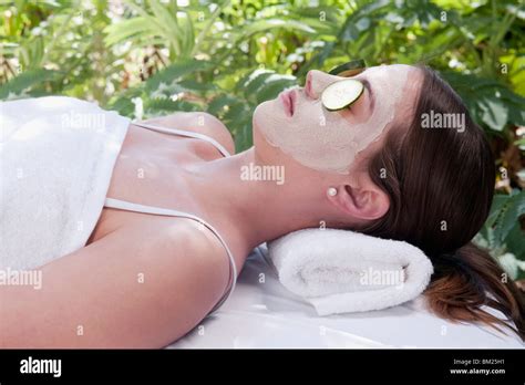 Cucumber slices on a woman's eyes Stock Photo - Alamy