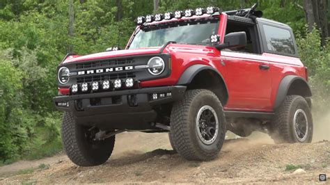 Two-Door 2021 Ford Bronco Sasquatch Full of Accessories Gets Quick Review - autoevolution