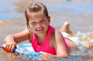 Little Girls on the Beach and Pool 62 / 042.jpg @iMGSRC.RU