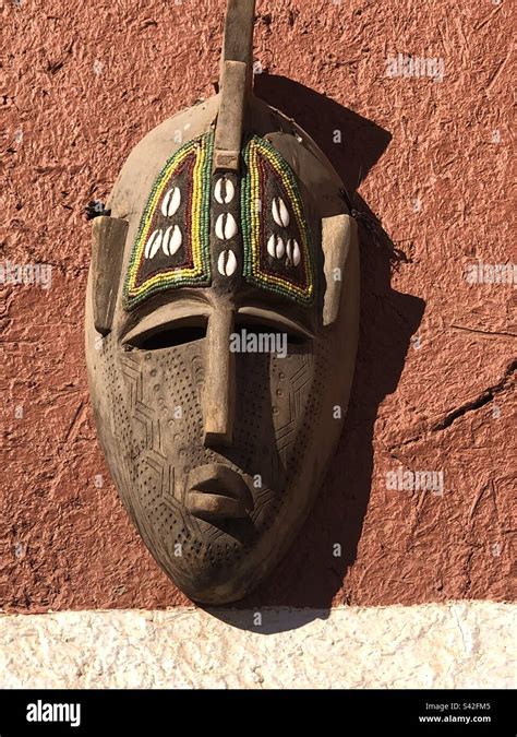Holzmaske aus Marokko Stock Photo - Alamy