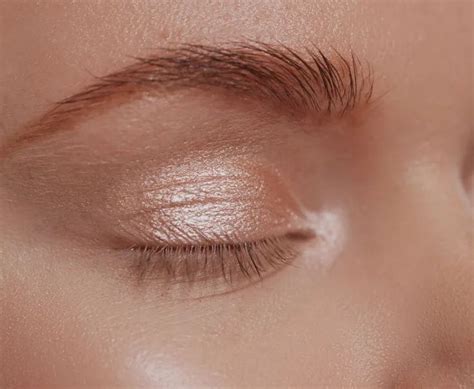 The Wild Hack This Makeup Artist Uses For The Glowiest, Glossy Lid | Glossy lids, Ginger makeup ...