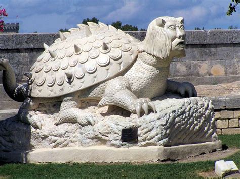 La Tarasque, statue à l'entrée du château de Tarascon - Bouches du ...