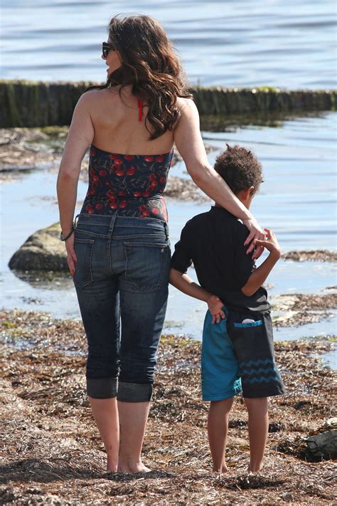 Idina Menzel in jeans filming scenes for the Beaches -20 – GotCeleb