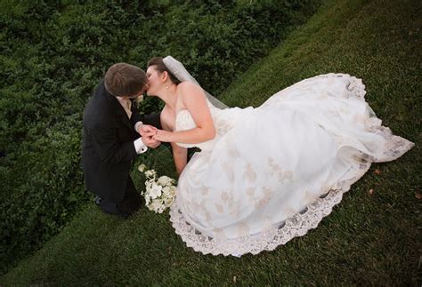 File:Bride-groom-kiss.jpg - Wikipedia