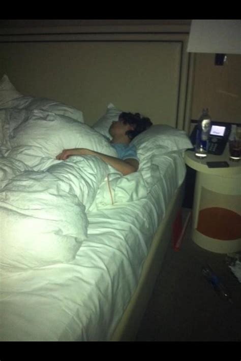 Awh Harry sleeping! | Harry styles sleeping, Harry, Harry styles