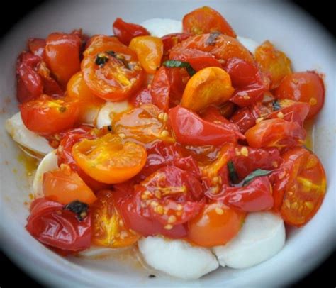 insalata caprese con pomodori ciliegia arrosto e ciliegie di mozzarella / caprese salad with ...