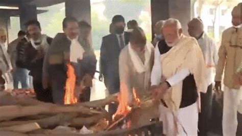 PM Modi's mother, Heeraben, cremated in Gandhinagar | Top updates | Latest News India ...