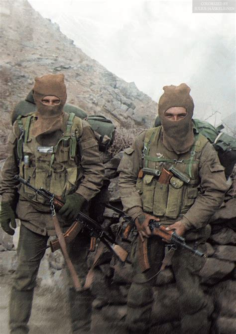 Unidentified Russian soldiers in the Afghan mountains, 1980s. [1086x1536] : r/MilitaryPorn