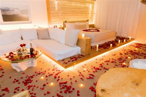 Romantic hotels room decoration flower Petal candle | Romantic room ...