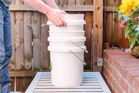 How to Do Worm Composting With 5-Gallon Plastic Buckets | Worm ...