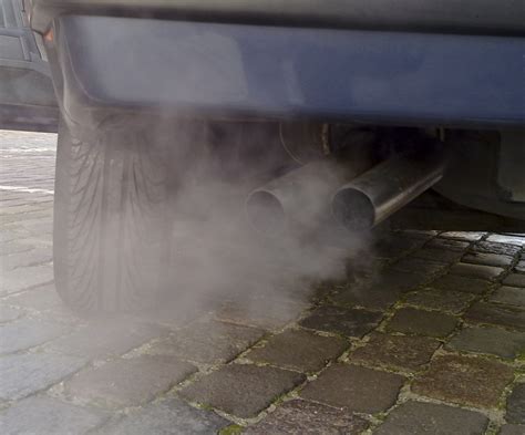 File:Automobile exhaust gas.jpg - Wikimedia Commons