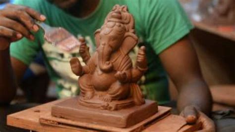 How to make eco-friendly Ganesha idols at home - Oneindia News