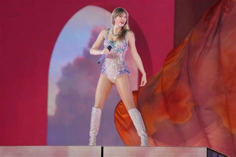 Fans Captured Footage of Travis Kelce Lifting Taylor Swift Up So She Could See Over the ...