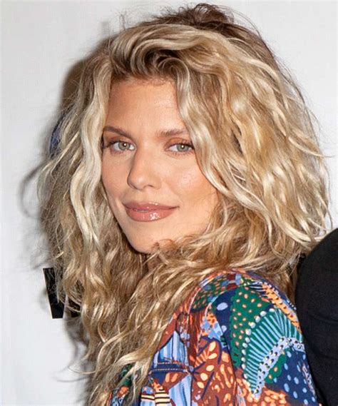 AnnaLynne McCord's 21 Best Hairstyles And Haircuts