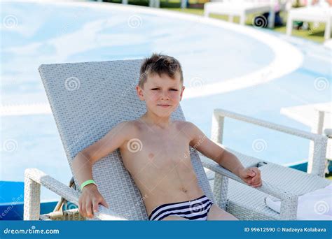 Junge in Einem Badeanzug Auf Einem Regal Durch Das Pool Stockfoto - Bild von mode, kreis: 99612590