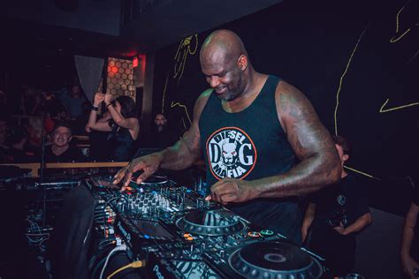 Shaquille O’Neal spins at Seaport nightclub - The Boston Globe