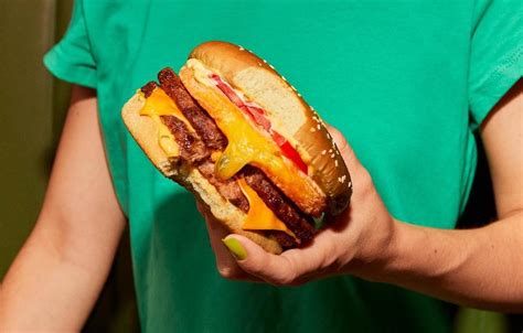 Burger King de Belém veste-se de verde e passa a ser um restaurante sem ingredientes de origem ...