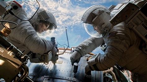 Film Review: GRAVITY (directed by Alfonso Cuaron) - Stage and Cinema