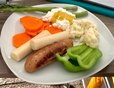 Vegetables, sausage, cottage cheese & mustard | Cottage cheese diet, Healthy lunch snacks, Easy ...