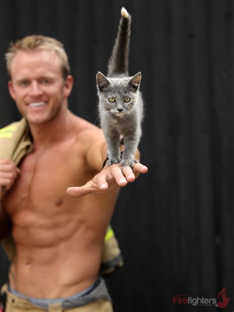 15 Ardientes fotos de bomberos australianos con animales