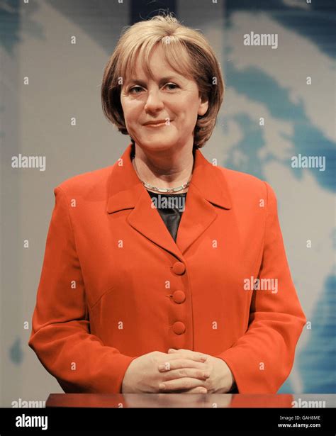 Eine Wachsfigur der deutschen Bundeskanzlerin Angela Merkel wird in der Political Leaders Zone ...