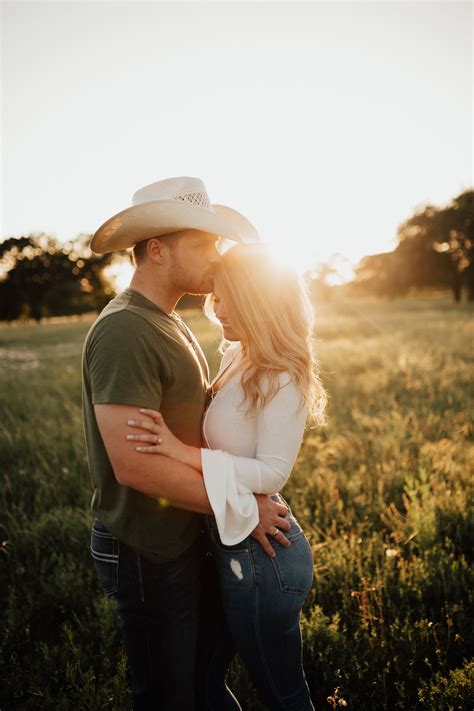 Country Couple Field Engagement Session / Texas Ranch Engagement #countryengag… in 2020 ...