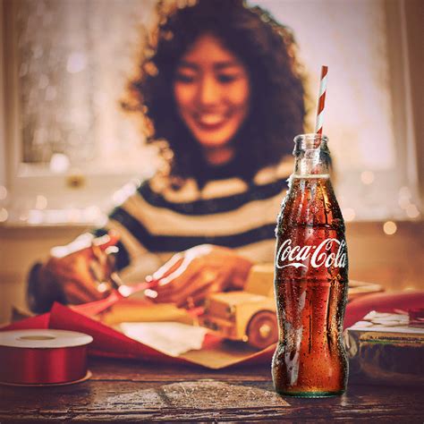 ¡Los Ayudantes de la Navidad se merecen un sorbo de #CocaCola por cada regalo envuelto! 🎁 ...