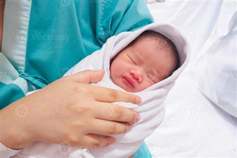 Happy Mother and Newborn Baby at the hospital 12808088 Stock Photo at Vecteezy