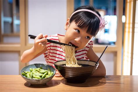 Asian little Chinese girl eating ramen noodles - Savvy Tokyo